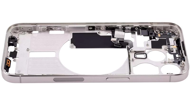 Encuentra la carcasa central con botones de encendido y volumen para iPhone 15 Pro en Guatemala, disponible en versión EE. UU., grado B, color blanco titanio, ideal para reparaciones y reemplazos.
