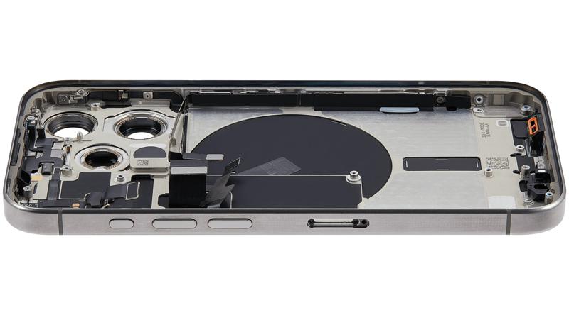 Reparación de tapa trasera con pequeño preinstalado para iPhone 15 Pro en Guatemala.