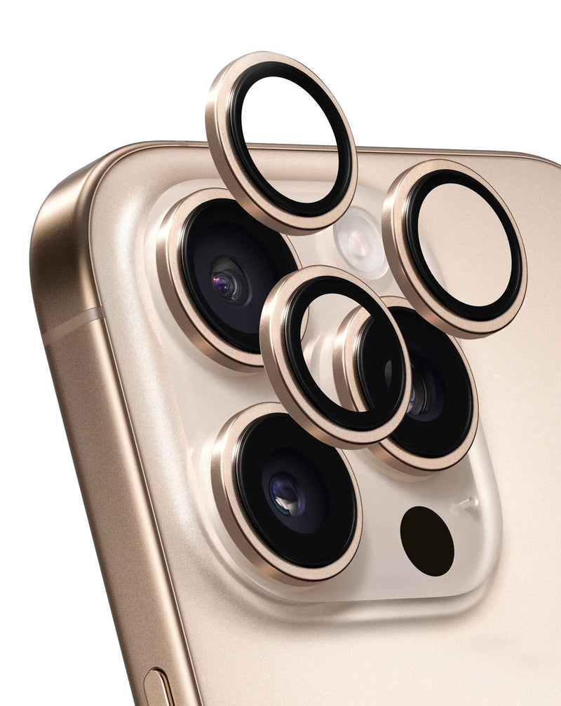 Encuentra en Guatemala lente de cámara trasera iPhone 16 Pro / 16 Pro Max con soporte y marco premium en color Desert Titanium.