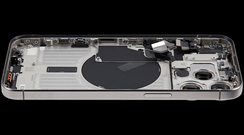 Encuentra la tapa trasera con pequeño preinstalado para iPhone 15 Pro Max en Guatemala para reparaciones de iPhone y reemplazos de componentes, en condición usada Grade A y versión internacional.