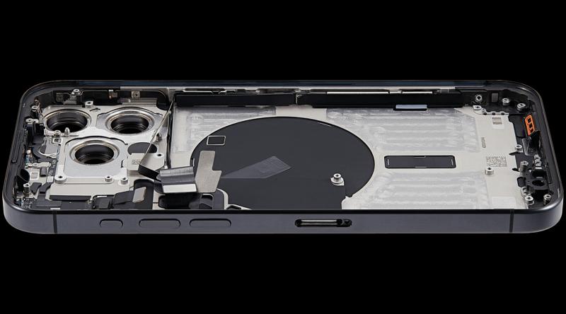 Compra una tapa trasera con pequeño preinstalado para tu iPhone 15 Pro Max en Guatemala, disponible en negro titanio, ideal para reparaciones y repuestos de calidad.