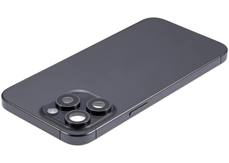 Compra una tapa trasera con pequeño preinstalado para tu iPhone 15 Pro Max en Guatemala, disponible en negro titanio, ideal para reparaciones y repuestos de calidad.