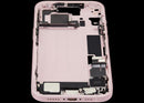 Reparación de carcasa central con puerto de carga flex y piezas pequeñas para iPhone 15 en Guatemala.