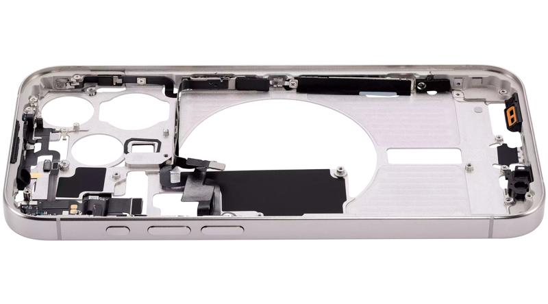 Encuentra la carcasa central con botones de encendido y volumen para iPhone 15 Pro en Guatemala, disponible en versión EE. UU., grado B, color blanco titanio, ideal para reparaciones y reemplazos.