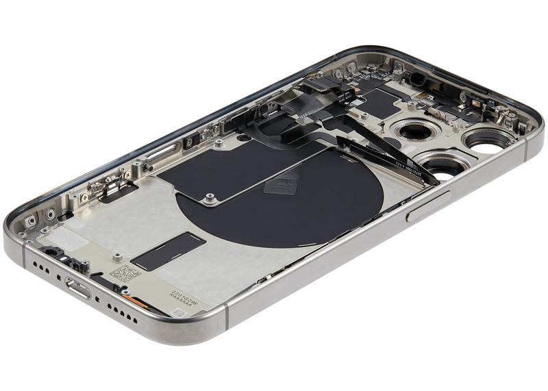 Reparación de tapa trasera con pequeño preinstalado para iPhone 15 Pro en Guatemala.