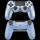Control alámbrico DoubleShock 4 azul titanio para PlayStation 4 con cable USB, botones negros y joysticks.