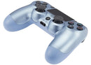 Control alámbrico DoubleShock 4 azul titanio para PlayStation 4 con cable USB, botones negros y joysticks.