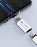 Adaptador USB-C PowerPeak con conector USB-A, ideal para cargar y transferir datos a móviles y tabletas.
