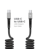 Cable USB-C a USB-C PowerPeak gris enrollado de 1.2 m, carga rápida para dispositivos móviles.