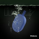 Altavoz inalámbrico portátil Skullcandy Ounce XT azul oscuro, compacto y resistente al agua, con correa de transporte.