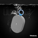 Altavoz Bluetooth Skullcandy Kilo XT gris claro, portátil, con correa, resistente al agua, ideal para exteriores.