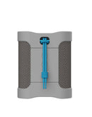 Altavoz Bluetooth Skullcandy Terrain Mini gris claro, portátil y resistente, con asa para fácil transporte.