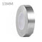Cinta de papel de aluminio plateada de 15mm y 40m disponible en mayoristas de Guatemala para envolver alimentos o manualidades.