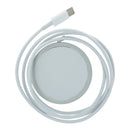 Cargador inalámbrico MagSafe de 15W plateado sin logo con conector Type-C, en su caja de empaque para iPhone.