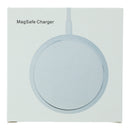 Cargador inalámbrico MagSafe de 15W plateado sin logo con conector Type-C, en su caja de empaque para iPhone.