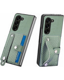 Funda Samsung Galaxy Z Fold 5 con textura de fibra de carbono, ranura para tarjeta y correa de muneca - GREEN