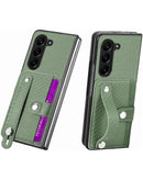 Funda Samsung Galaxy Z Fold 6 con textura de fibra de carbon y ranura para tarjeta y correa de muneca GREEN