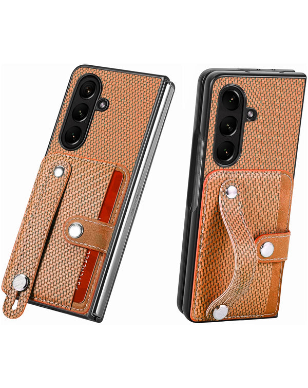 Funda Galaxy Z Fold 7 con textura de fibra de carbono, ranura para tarjetas, correa para la muneca y soporte - BROWN