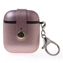 Protege tus AirPods 1/2 con esta funda dura de cuero color Rose Gold con gancho de metal en Guatemala.