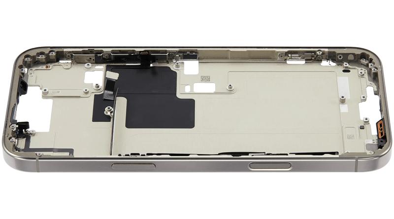 Encuentra la carcasa intermedia con botones de encendido y volumen para iPhone 16 Pro Max en Guatemala, disponible en grado A y color titanio natural.