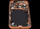 Tapa trasera usada iPhone 17 Pro Cosmic Orange A32XX con puerto de carga y pequeñas partes.