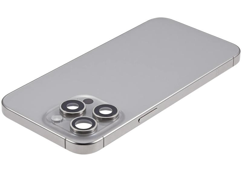 Encuentra la tapa trasera con pequeño preinstalado para iPhone 15 Pro Max en Guatemala para reparaciones de iPhone y reemplazos de componentes, en condición usada Grade A y versión internacional.