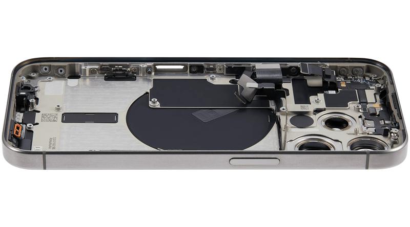 Reparación de tapa trasera con pequeño preinstalado para iPhone 15 Pro en Guatemala.