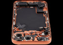 Tapa trasera Cosmic Orange usada para iPhone 17 Pro Max (A3295) con puerto de carga y piezas pequeñas.