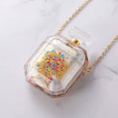Funda AirPods lujo glitter dorado con forma de frasco de perfume y cadena metálica dorada.