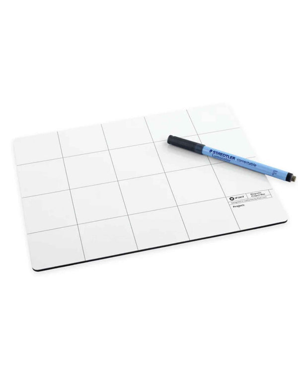 Tapete magnético iFixit para organizar tornillos y piezas durante reparaciones en Guatemala.