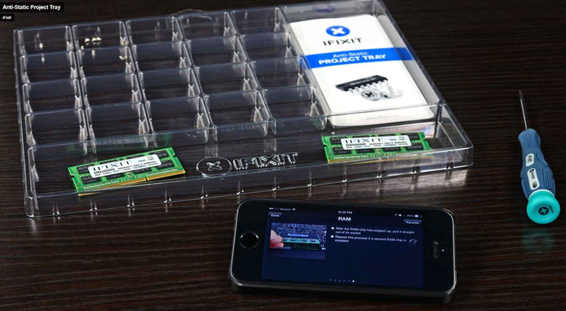 Bandeja antiestática de proyectos iFixit para organizar componentes electrónicos en Guatemala.