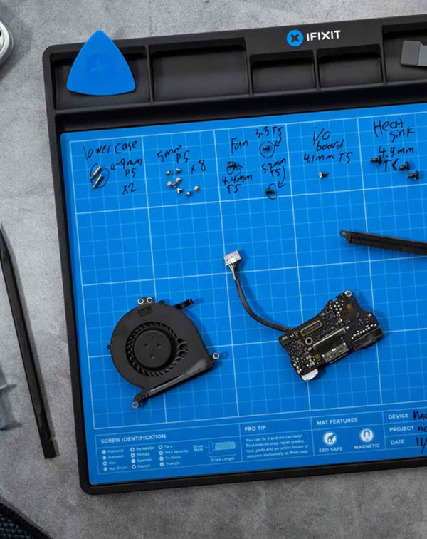 La alfombrilla FixMat de iFixit es ideal para realizar reparaciones en Guatemala.