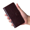 Funda billetera de cuero marrón para iPhone 13 Pro con ranuras para tarjetas, vista frontal y cierre magnético.