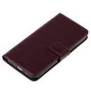 Funda billetera de cuero marrón para iPhone 13 Pro con ranuras para tarjetas, vista frontal y cierre magnético.