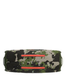 Altavoz portátil JBL Charge 6 Bluetooth impermeable con diseño de camuflaje, ideal para exteriores y aventuras.