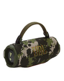 Altavoz portátil JBL Charge 6 Bluetooth impermeable con diseño de camuflaje, ideal para exteriores y aventuras.