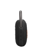 Altavoz JBL Clip 5 negro ultra-portátil impermeable ideal para tus aventuras acuáticas en Guatemala.