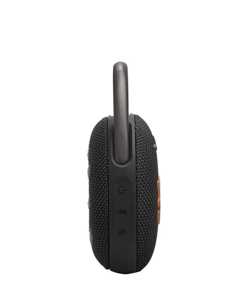 Altavoz JBL Clip 5 negro ultra-portátil impermeable ideal para tus aventuras acuáticas en Guatemala.
