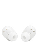 Auriculares true wireless JBL Vibe Buds 2 blancos, compactos en su estuche de carga, sobre una superficie lisa.