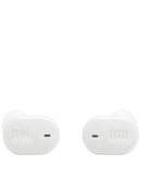 Auriculares true wireless JBL Vibe Buds 2 blancos, compactos en su estuche de carga, sobre una superficie lisa.