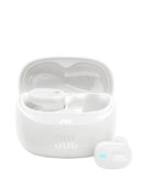 Auriculares true wireless JBL Vibe Buds 2 blancos, compactos en su estuche de carga, sobre una superficie lisa.