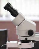 Microscopio estereo industrial trinocular 0.7-4.5x con luces LED y oculares widefield WF10X/20