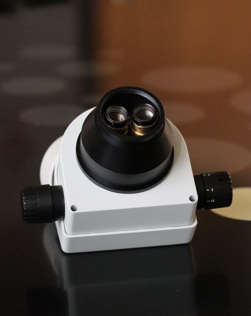 Microscopio estereo industrial trinocular 0.7-4.5x con luces LED y oculares widefield WF10X/20