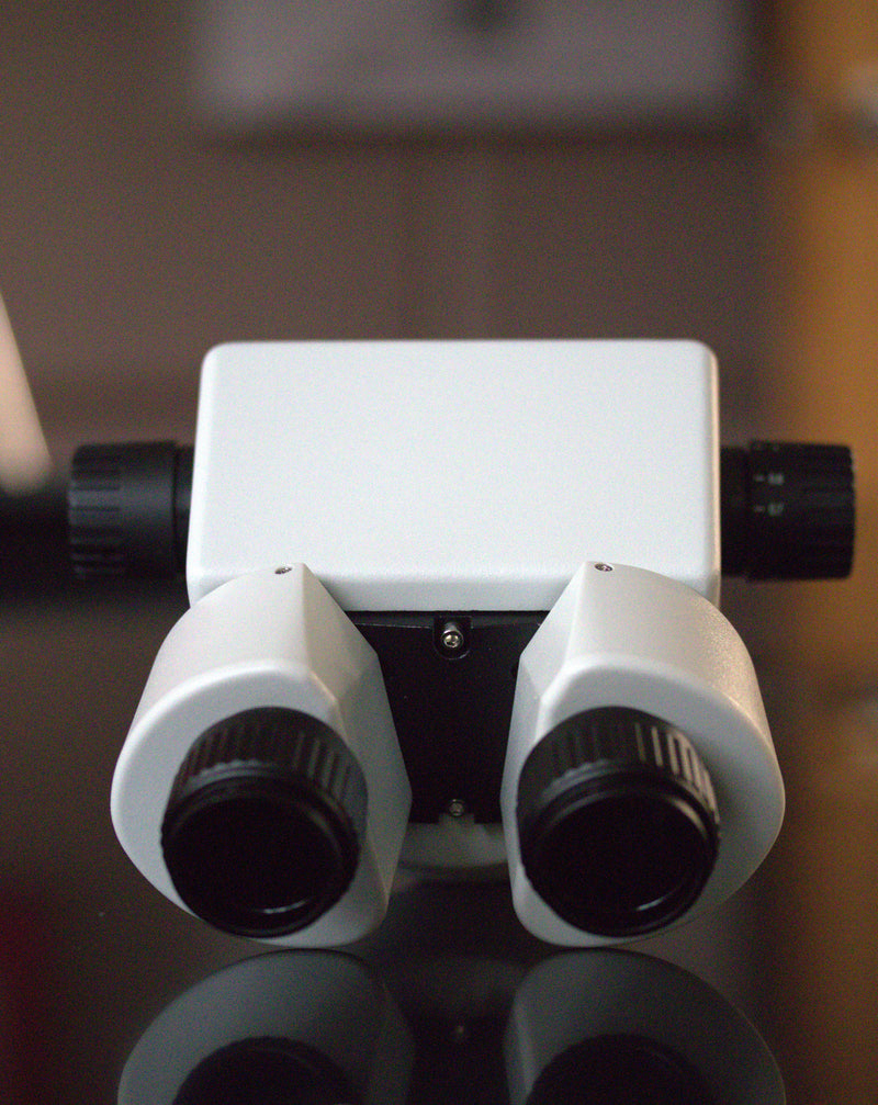 Microscopio estereo industrial trinocular 0.7-4.5x con luces LED y oculares widefield WF10X/20