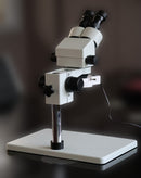 Microscopio estereo industrial trinocular 0.7-4.5x con luces LED y oculares widefield WF10X/20