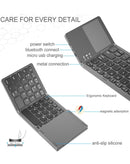 Teclado Bluetooth plegable negro de 63 teclas con touchpad, ideal para viajes y dispositivos móviles.