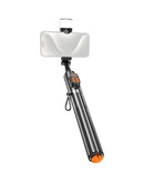 Trípode selfie stick negro con control remoto Bluetooth, ideal para fotografía móvil y videollamadas. Accesorio celular SlowBack.
