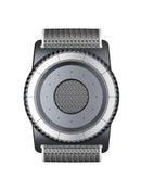 Brazalete magnético SlowBack plateado y negro para correr con ajuste cómodo.