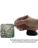 Soporte de muñeca Wylie antideslizante negro con diseño ergonómico para reparación de dispositivos electrónicos.