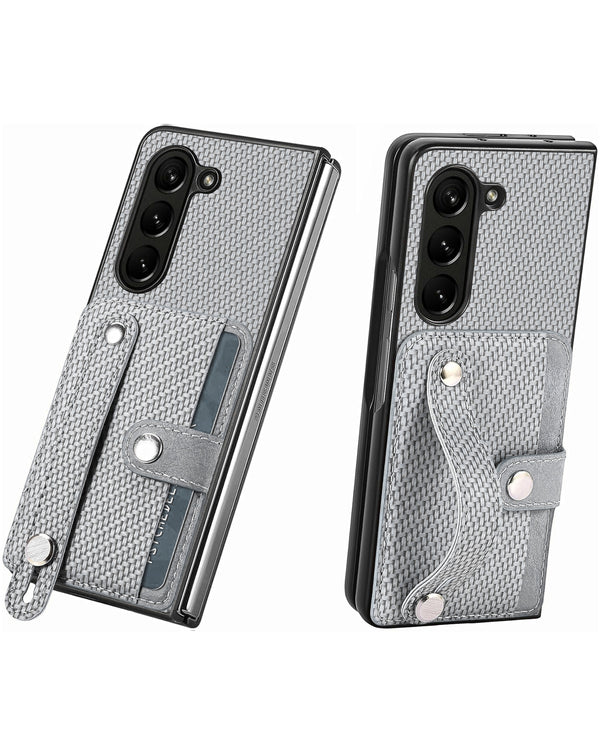 Protege tu Samsung Galaxy Z Fold 6 con estilo con esta funda blanca de fibra de carbono con ranura para tarjeta y correa para muñeca en Guatemala.